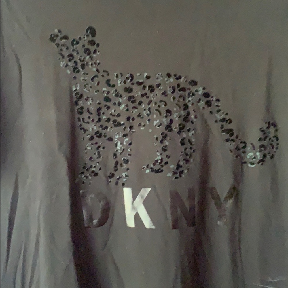 🚨SOLD 🚨 DKNY Cheetah Felt Detail Logo Tee XL